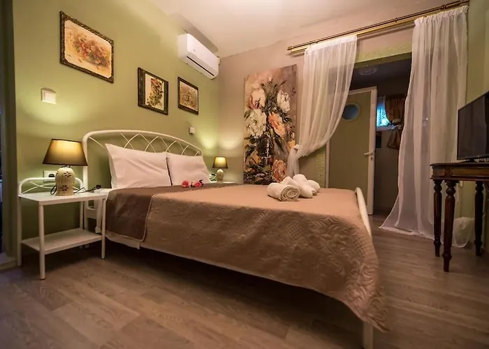 Bougainvillea House 1 칼라마타