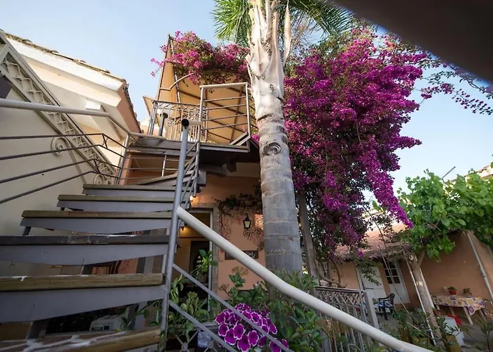 Bougainvillea House 1 * 칼라마타